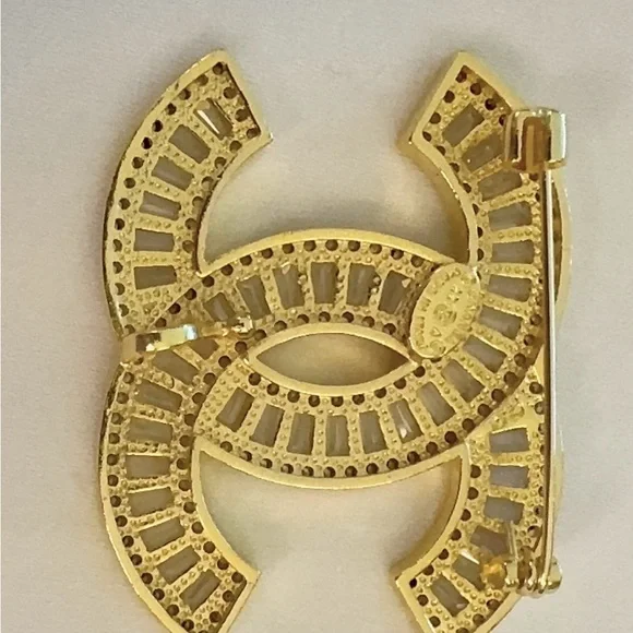 Chanel pin and brooches - Picture 3 of 5